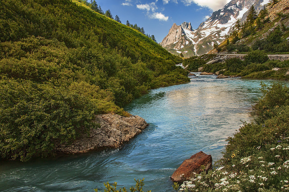 Фотографія Тече рі-і-чка невеличка з вишневого са-а-а-ду - повз скелі по камінню. / Юрій Максименко / photographers.ua