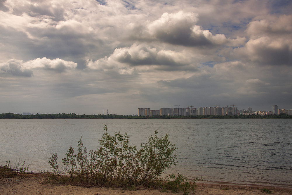 Фотографія Драматичні події розвиваються над озером і містом. / Юрій Максименко / photographers.ua
