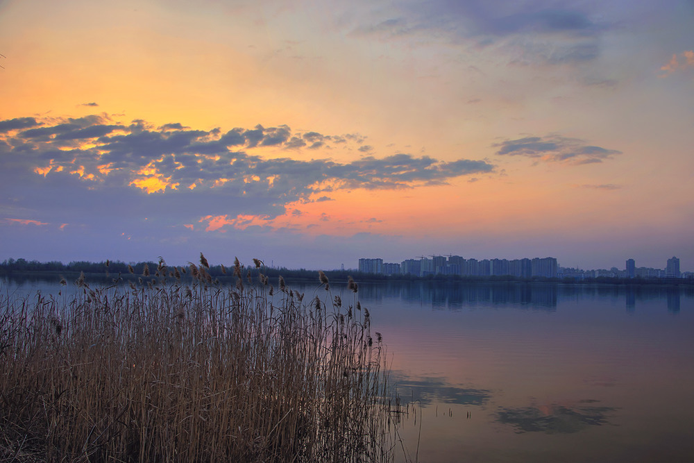 Фотографія - Тато, пішли вже доДО-о-о-му. - Куди? - О-о-о-о-н до тих-о синіх будинків  понад водою. / Юрій Максименко / photographers.ua