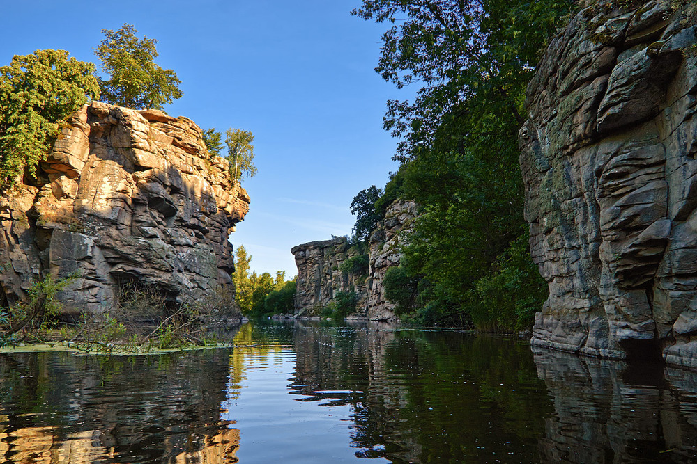 Фотографія Вечір. Вода повільно сунеться, скелі мовчать. / Юрій Максименко / photographers.ua