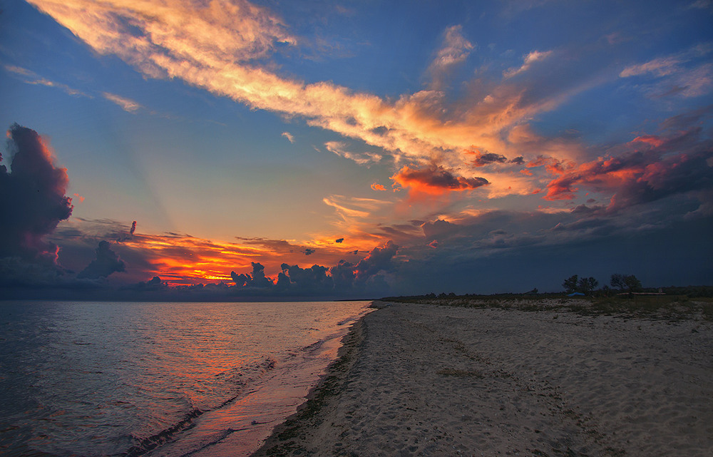 Фотографія Сонечко зачиняє за собою своє віконечко. Das ist Geometrie. / Юрій Максименко / photographers.ua