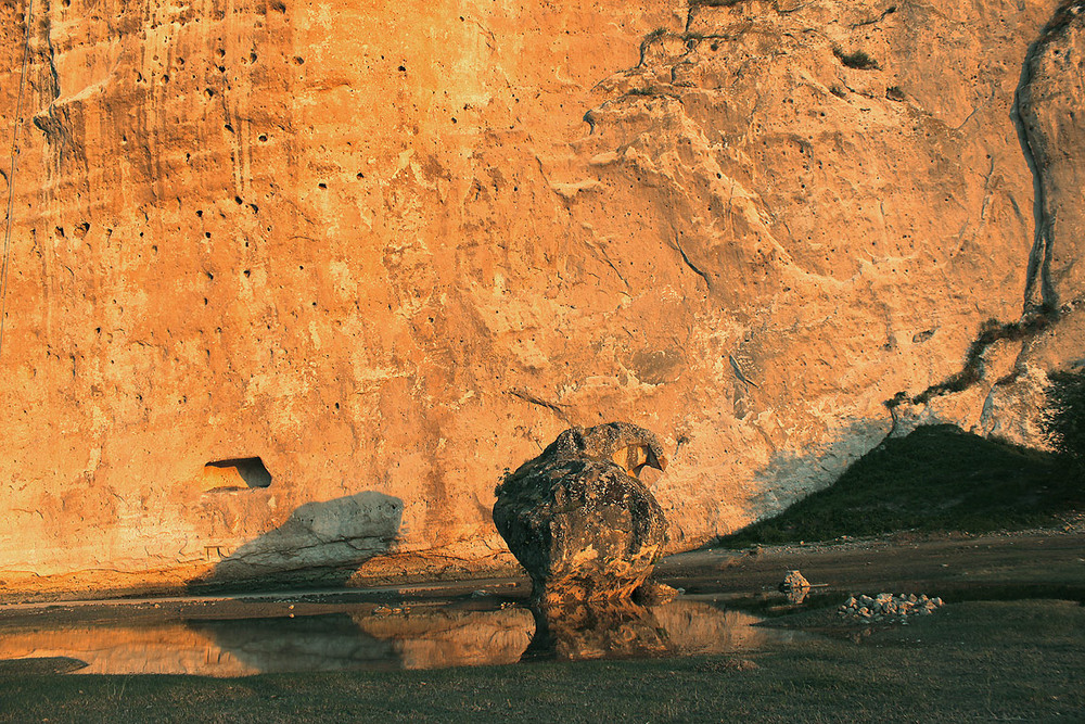 Фотографія "Оглянувся".  Cамотній камінь під скелею. / Юрій Максименко / photographers.ua