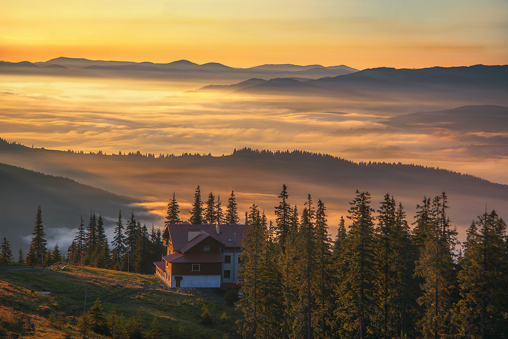 Фотографія Із-за гОри кам'яної вже орли злітають, тумани мліють в долинах, а край неба - палає. / Юрій Максименко / photographers.ua