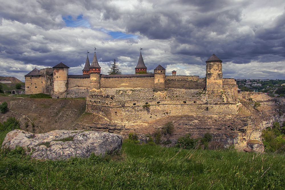 Фотографія Перед дощем сонечко пильно поглянуло в саме кам'яне серце. І те б'ється собі й б'ється потихеньку. / Юрій Максименко / photographers.ua