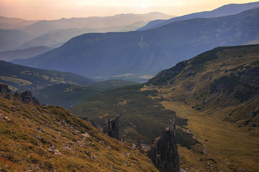 Фотографія На світанні, в імлі, причаїлось під скелями-каменюками урочище Ґаджина - не тако собі. / Юрій Максименко / photographers.ua