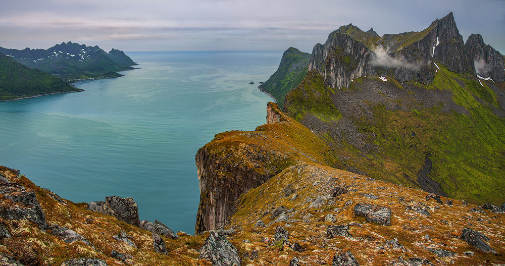 Фотографія Поміж урвищами, скелями, каменями, над блакитною водою під похмурим небом дощик крапає дрібненький. / Юрій Максименко / photographers.ua