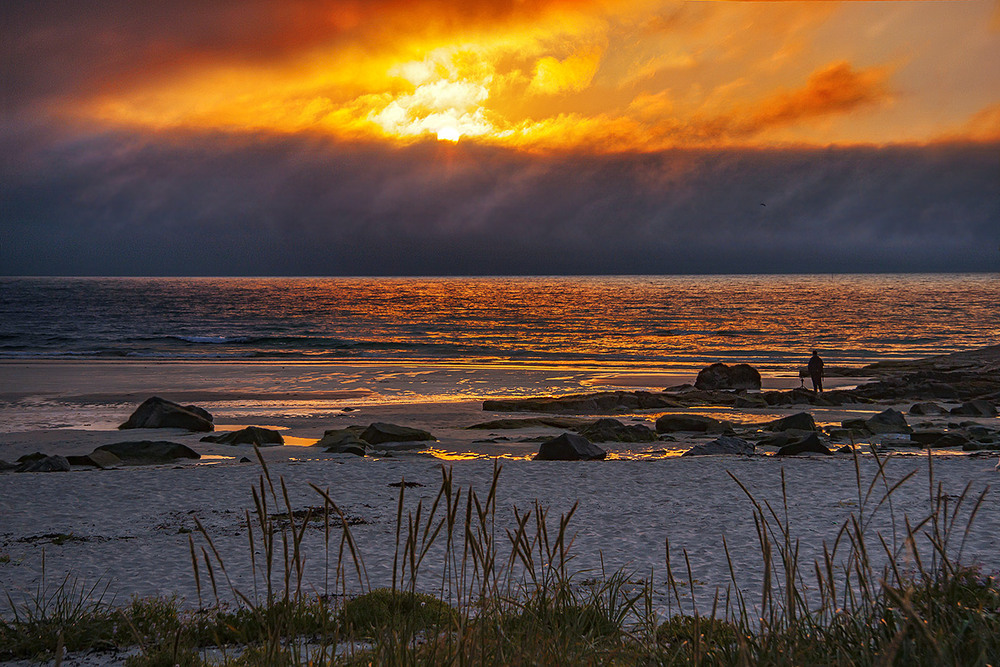 Фотографія Тьма страх як суне на землю, зворохоблені хмарки розлітаються, сонце поки ще сліпить очі проти ночі / Юрій Максименко / photographers.ua