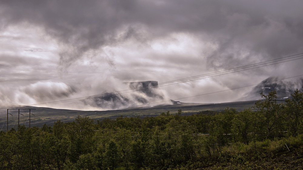 Фотографія В Лапландії, на півночі Швеції, хмари оповивають гори зовсім нахабно в прерервах між дощами. / Юрій Максименко / photographers.ua