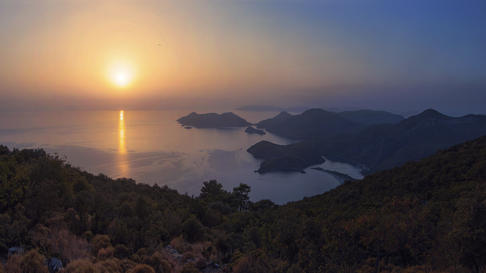 Фотографія Увечері над морем сонце стає особливо сліпучим часом. / Юрій Максименко / photographers.ua