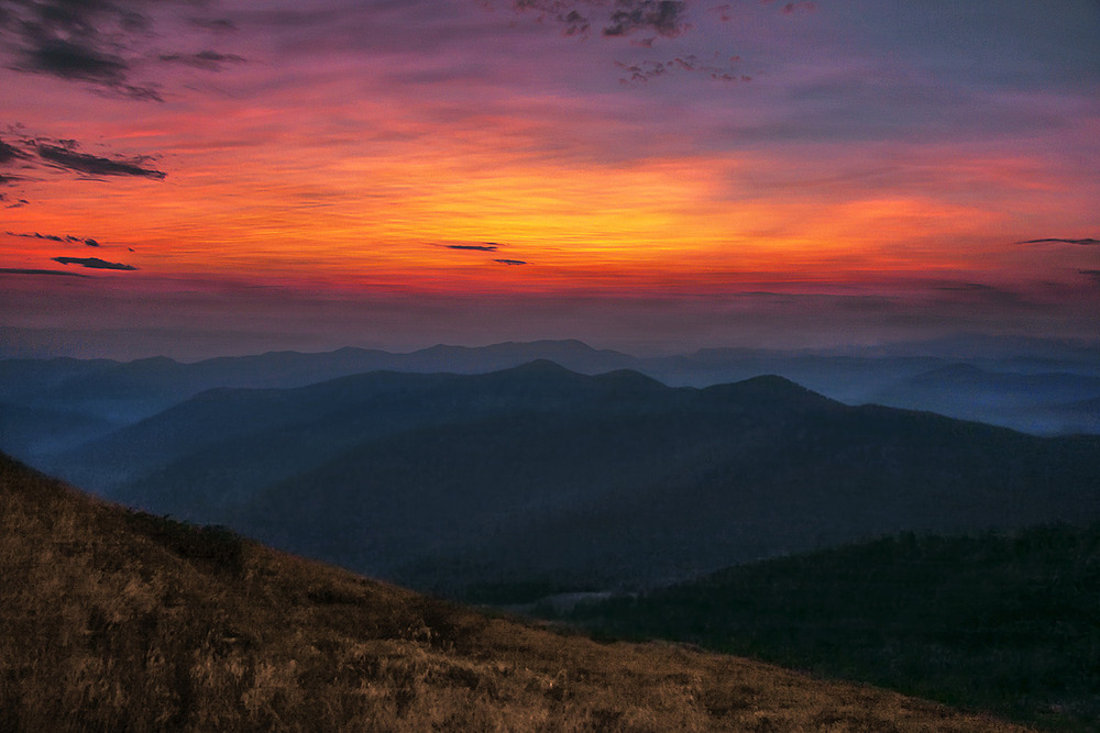 Фотографія Сонце заходить, гори чорніють, пташечка тихне, поле німіє. Сонце заховалося, а промені - ще світять / Юрій Максименко / photographers.ua
