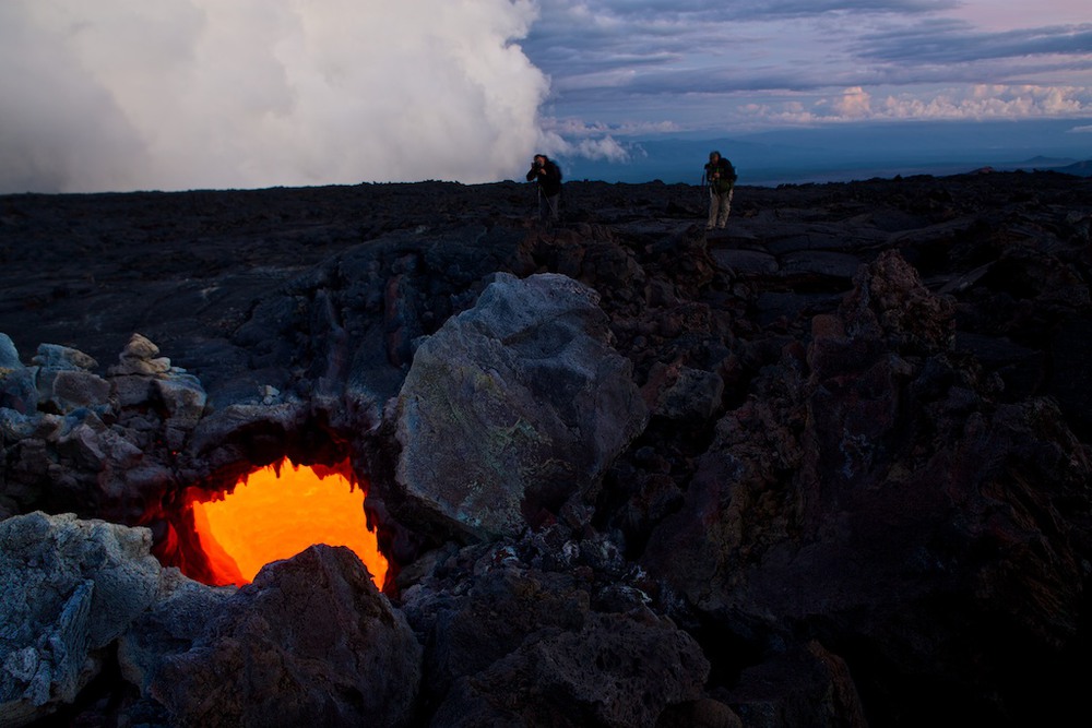 Фотографія Фотографы на потоке лавы вулкана / Сергей Кадулин / photographers.ua