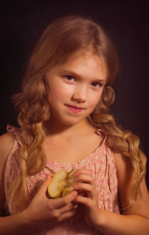 Фотографія Дівчинка з половинкою яблука / Адель (Інна Романюк) / photographers.ua