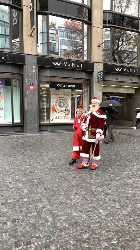 Фотографія Санта Клаус с женой на улицах Праги / Татьяна Кретова / photographers.ua