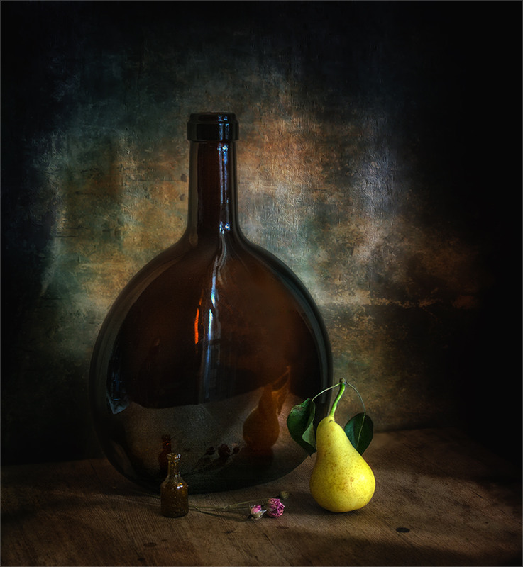 Фотографія натюрморт с грушей и бутылкой / Михайло Шерман / photographers.ua