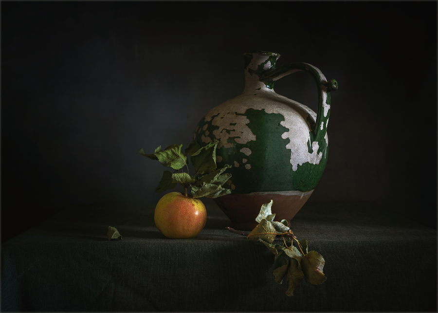 Фотографія натюрморт з яблуком і глечиком / Михайло Шерман / photographers.ua