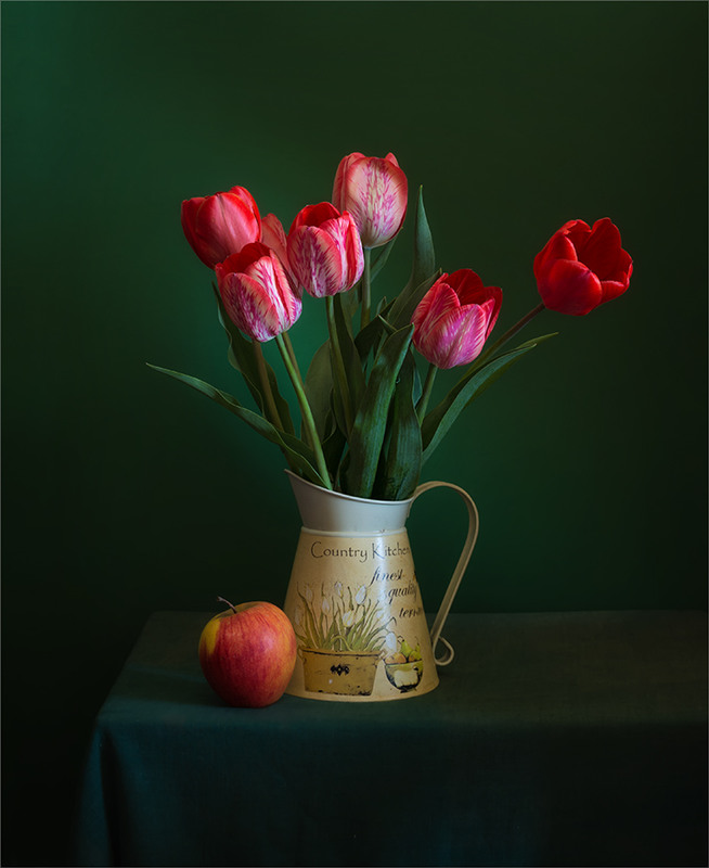 Фотографія натюрморт с тюльпанами и яблоком / Михайло Шерман / photographers.ua
