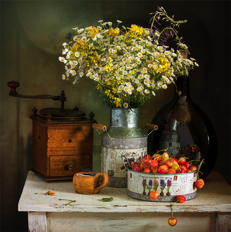 Фотографія натюрморт з черешнею, польовими квітами і чашкою кави. / Михайло Шерман / photographers.ua