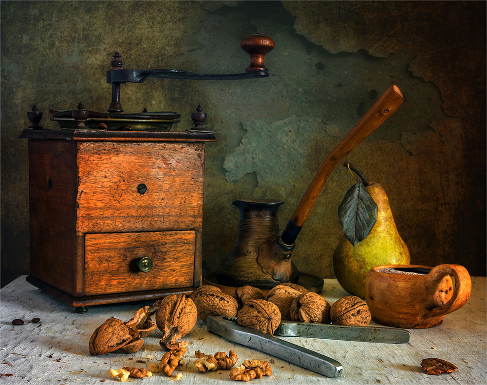 Фотографія натюрморт з горіхами, чашкою кави і грушею / Михайло Шерман / photographers.ua