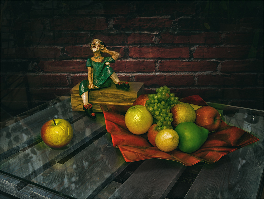 Фотографія натюрморт с фруктами и клоуном / Михайло Шерман / photographers.ua