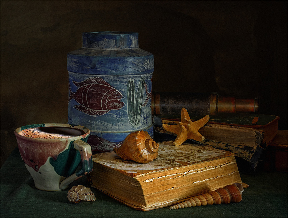 Фотографія натюрморт з книгами, чашкою кави і підзорної трубою / Михайло Шерман / photographers.ua