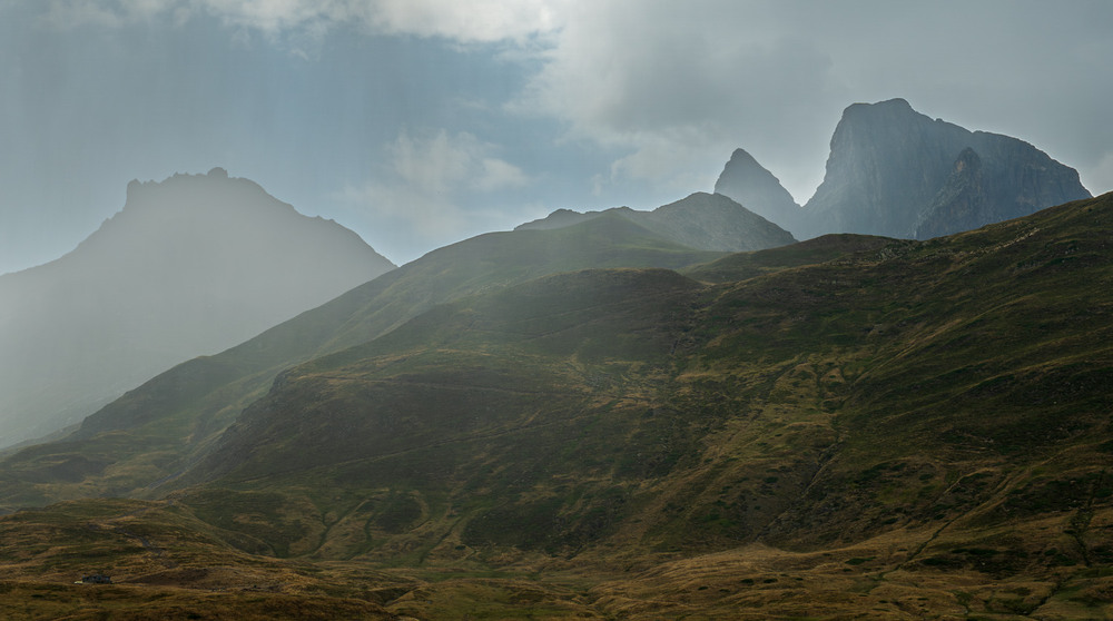 Фотографія Гіганти, що ховаються у дощу / gunar / photographers.ua