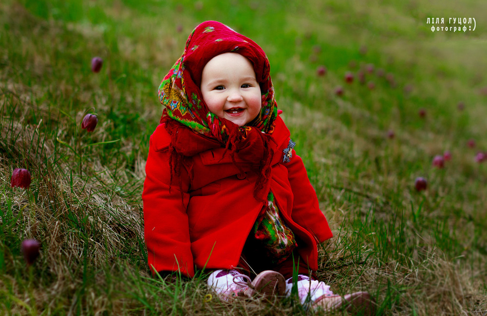 Фотографія посмішка та весняні квіти / Ліля Гуцол / photographers.ua