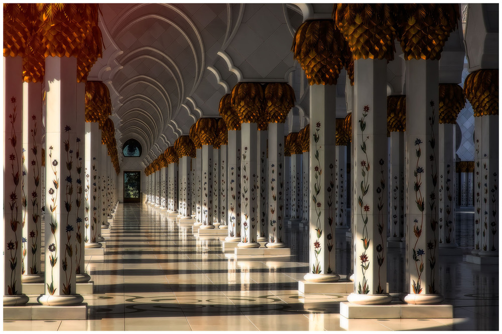 Фотографія Солнце поднимается...Мечеть шейха Зайда - одна из шести самых больших мечетей в мире.(ОАЭ)... / Александр Вивчарик / photographers.ua