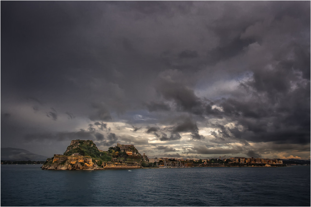 Фотографія Так встречал великолепный остров Корфу(Греция)...вид с парома! / Александр Вивчарик / photographers.ua
