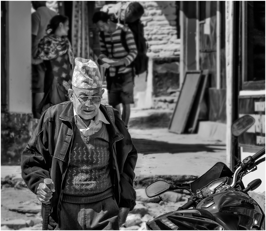 Фотографія "...И заботы бегут впереди...." Непальский путник...Покхара, Гималаи ,Непал... / Александр Вивчарик / photographers.ua