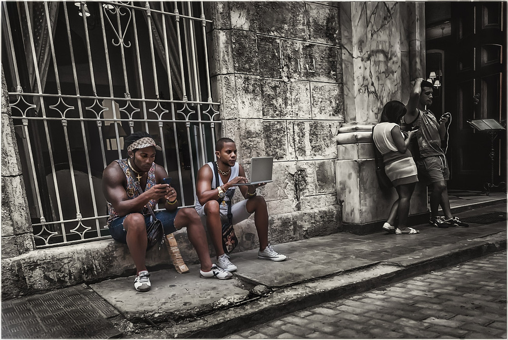 Фотографія Кубинские "пацаны" и интернет...Гуляя улочками Гаваны!!! / Александр Вивчарик / photographers.ua