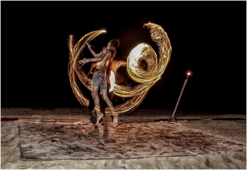Фотографія "Танцы огня"...на острове Пхи-Пхи Дон.Таиланд. / Александр Вивчарик / photographers.ua
