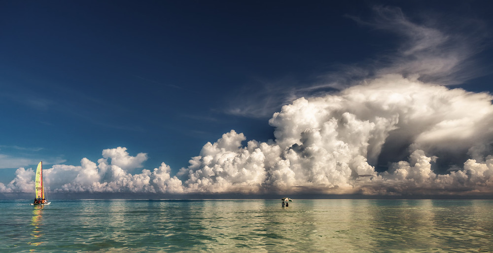 Фотографія Зонтик,яхта и облака...Варадеро.Куба! / Александр Вивчарик / photographers.ua
