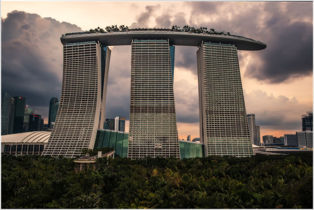 Фотографія Вечерело...Сингапурский отель Marina Bay Sands можно смело назвать самым необычным отелем в мире. / Александр Вивчарик / photographers.ua