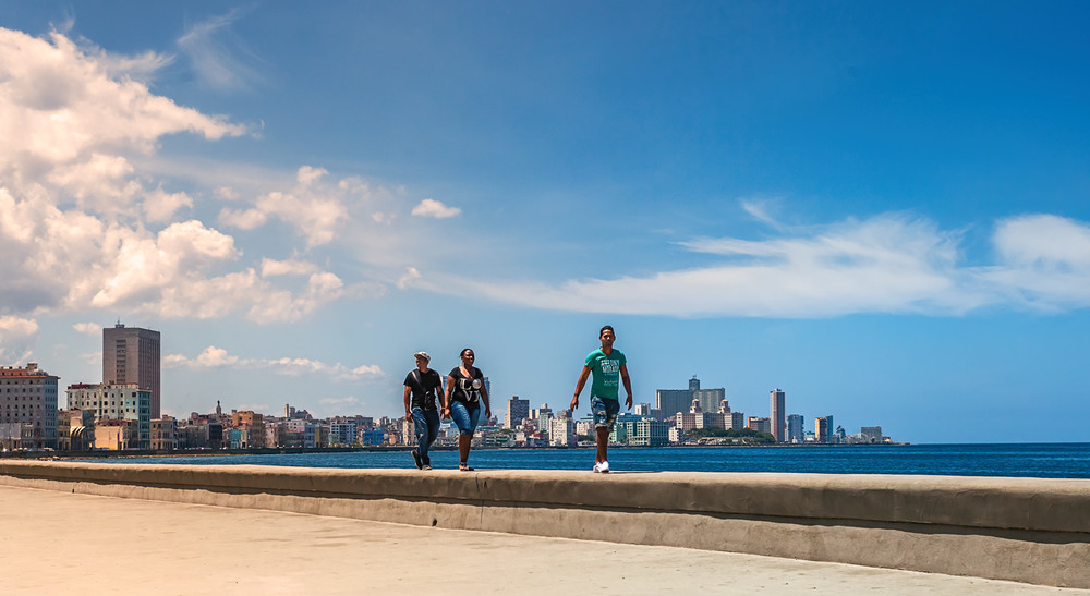 Фотографія Идущие по Малекону...Гавана.Куба. / Александр Вивчарик / photographers.ua