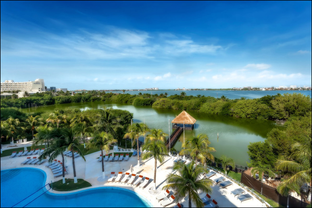 Фотографія Естественное озеро расположено в отеле и рядом с морем...Карибы.Мексика. / Александр Вивчарик / photographers.ua