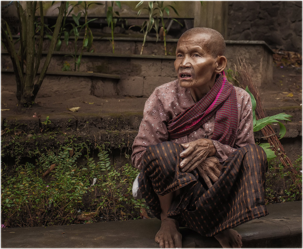 Фотографія Дорогами Камбоджи...прихожанин в одном из храмов! / Александр Вивчарик / photographers.ua