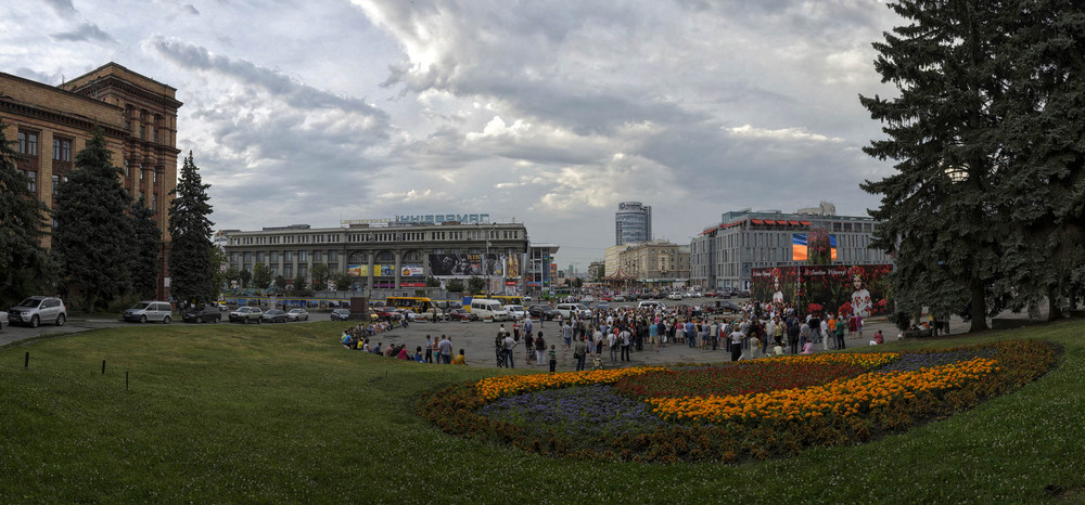 Фотографія Пасмурный воскресный вечер на площади / Юрій Бабич / photographers.ua