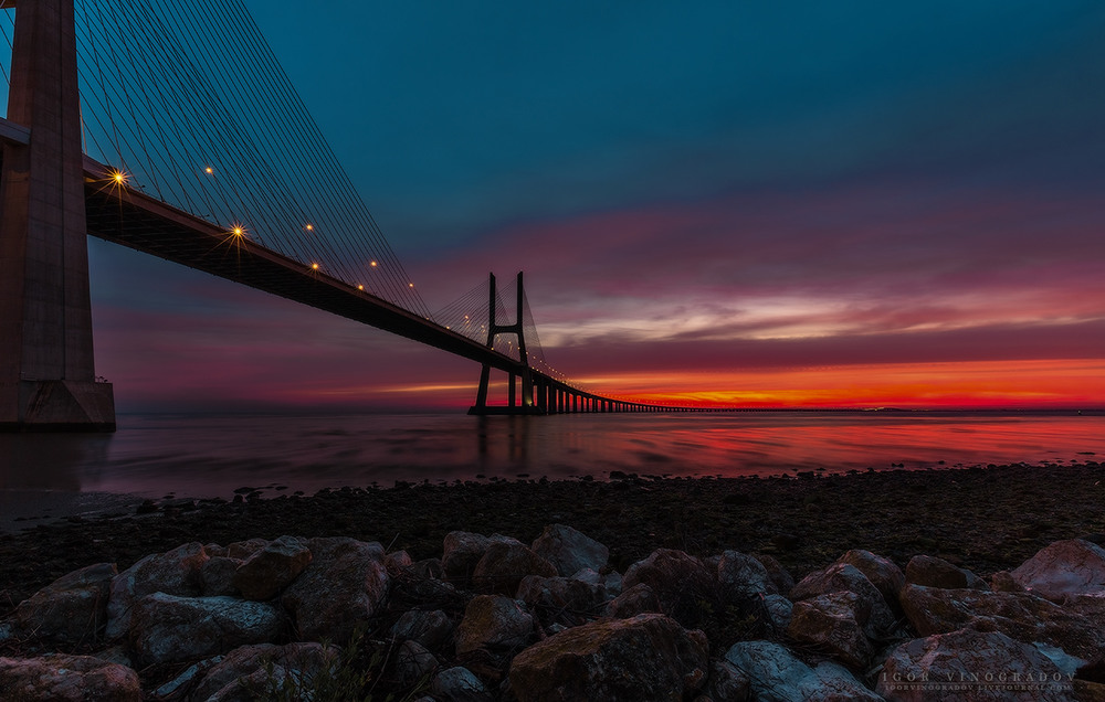 Фотографія Красный рассвет на мосту Васко да Гама. / Виноградов Игорь / photographers.ua