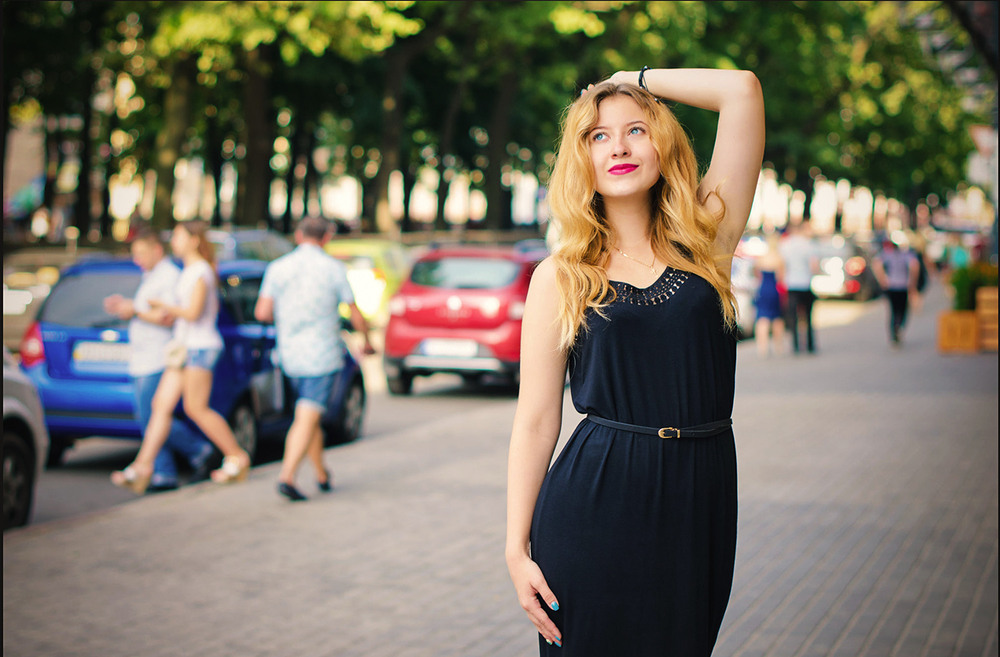 Фотографія Світловолоса красуня яскраво сяє на жвавій вулиці міста / Олександр Дорохов / photographers.ua