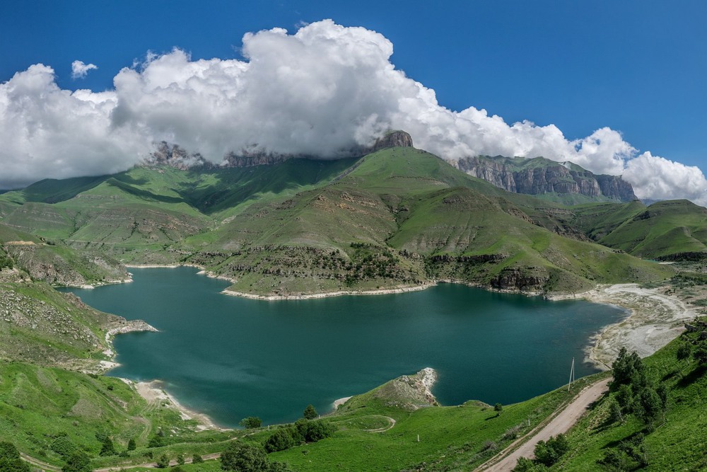 Былым город. Кавказ озеро Гижгит. Гижгит озеро Приэльбрусье. Былымское озеро Кабардино-Балкария. Река Гижгит.