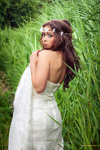 Фотографія Девушка в белом платье на берегу маленькой лесной речки / Олег Люлька / photographers.ua