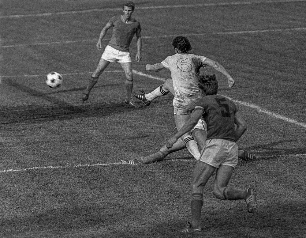 Фотографія ... точка зйомки... (чотири футболісти і м"яч) / Igor Vakaliuk / photographers.ua