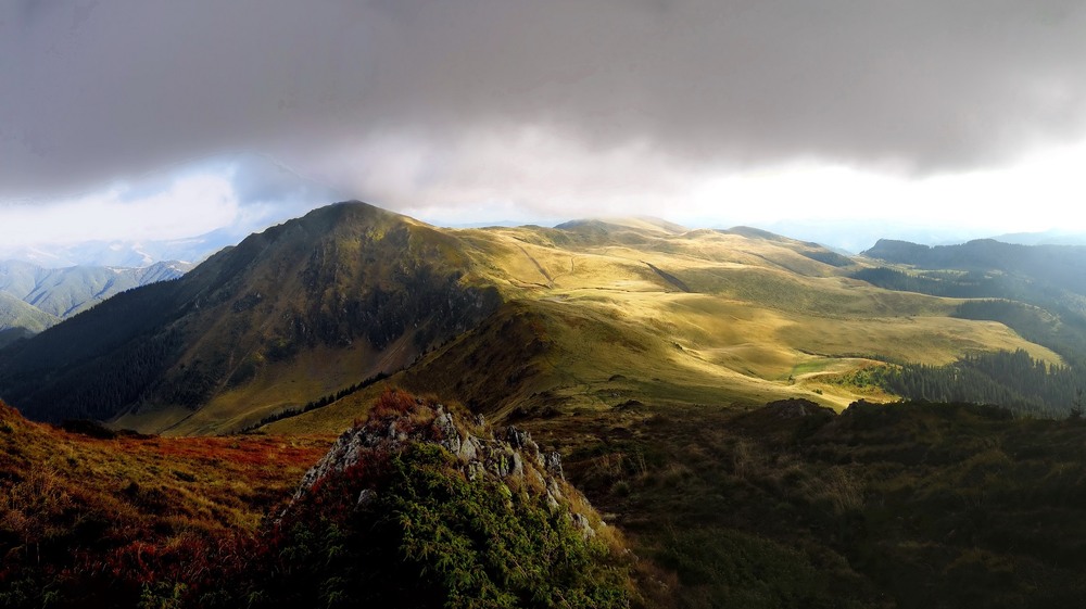 Фотографія Гора Михайлик зі схилу Фаркеу. Румунія. / Леопольд / photographers.ua