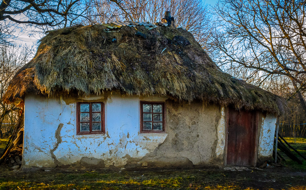 Хата дверей. Хаты мазанки Украина. Хата Мазанка Украина 17 век. Мазанка с соломенной крышей. Хата глиняная Мазанка.
