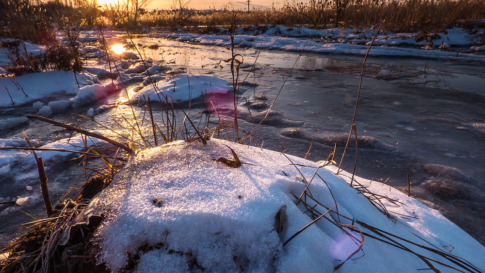 Фотографія Снежный холмик и солнечный зайчик. / Валерий Изотов / photographers.ua