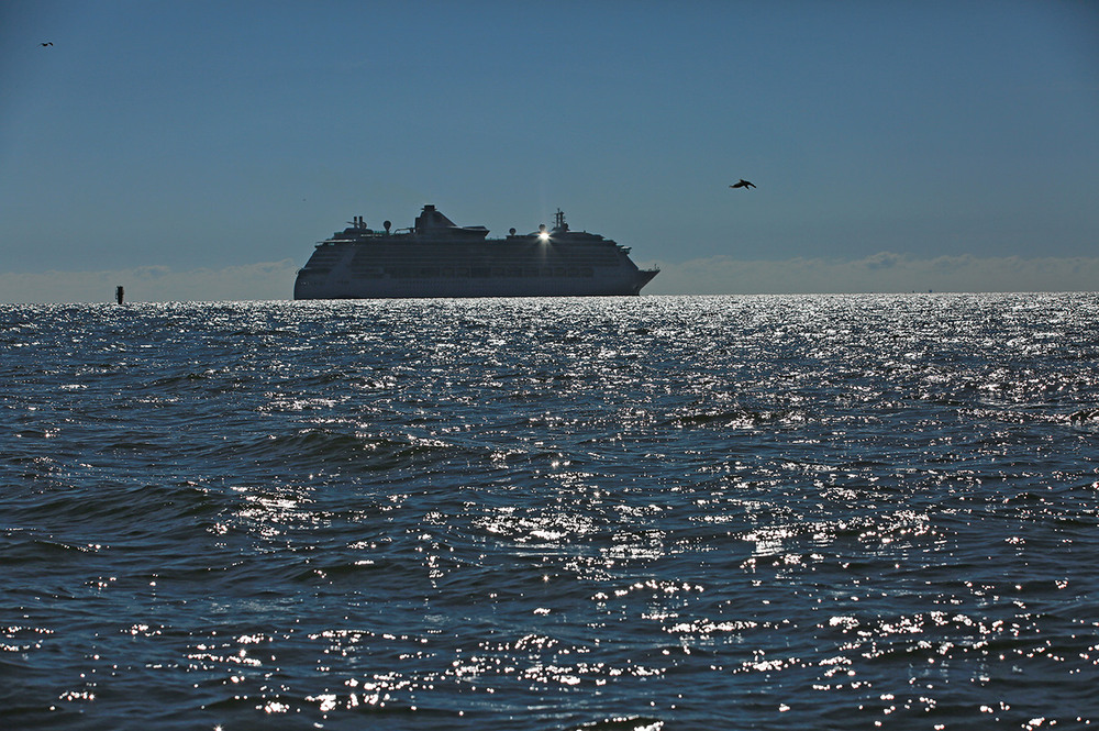 Фотографія Корабель наш розрізує воду і дорога блакитно-перлиста зостається широка за нами.... / Алекс Сергіїв / photographers.ua