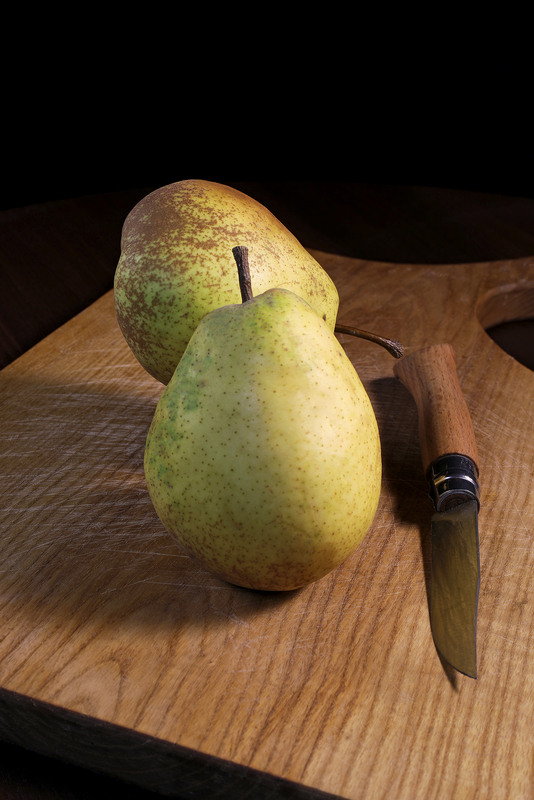 Фотографія Грушка я, хоч невеличка, та солодка і м"яка, і цвіла я, й наливалась, і поспіла - глянь яка! / Алекс Сергіїв / photographers.ua