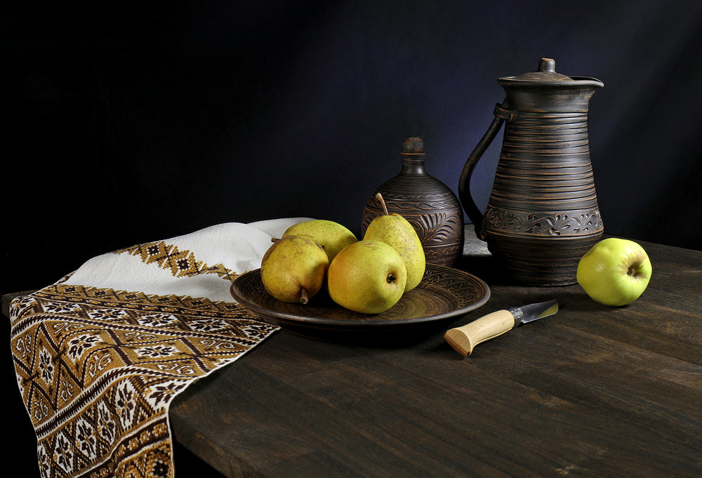 Фотографія Є у яблука подружка, соковита жовта грушка, у середині чудова: ароматна і медова / Алекс Сергіїв / photographers.ua