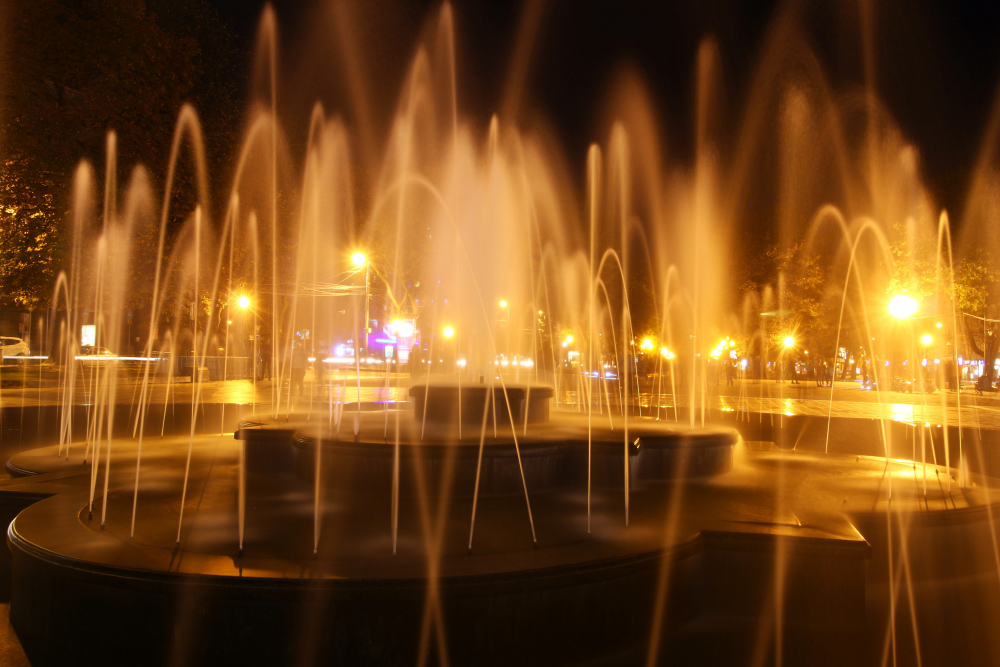 Фотографія Нічний фонтан перед Оперним театром / Лис Павло / photographers.ua