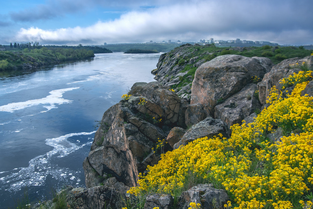 Фотографія На скелях Дніпра вирує весна / Eugene Vik / photographers.ua